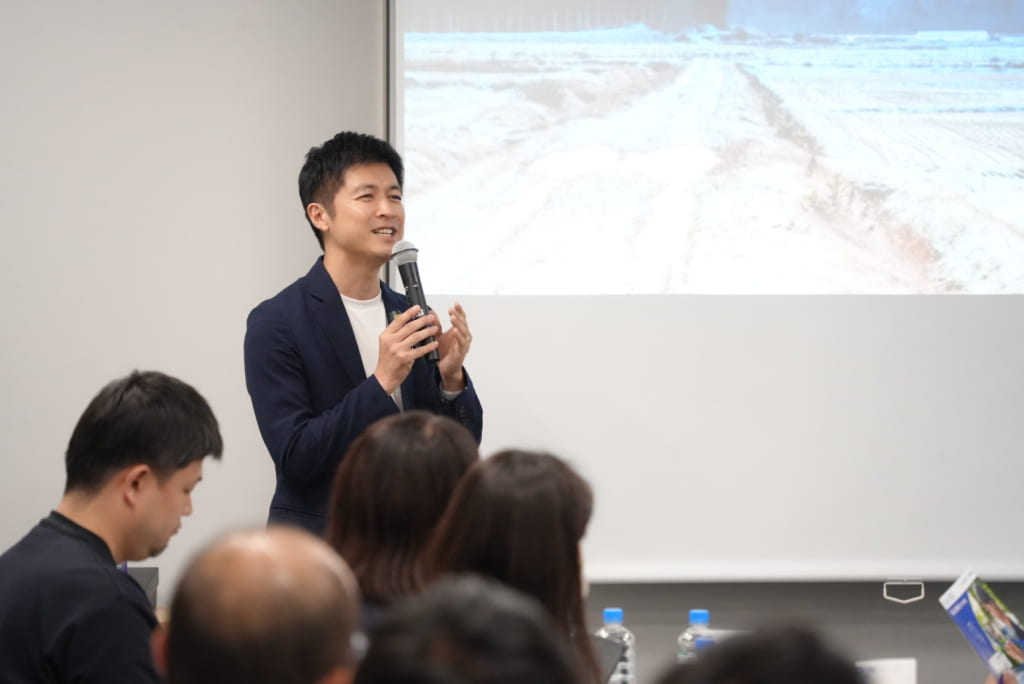 GLOBIS 学び放題の今後について講演する鳥潟幸志