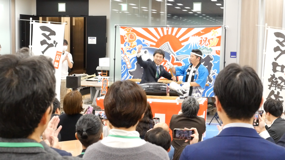 マグロ解体ショーの様子