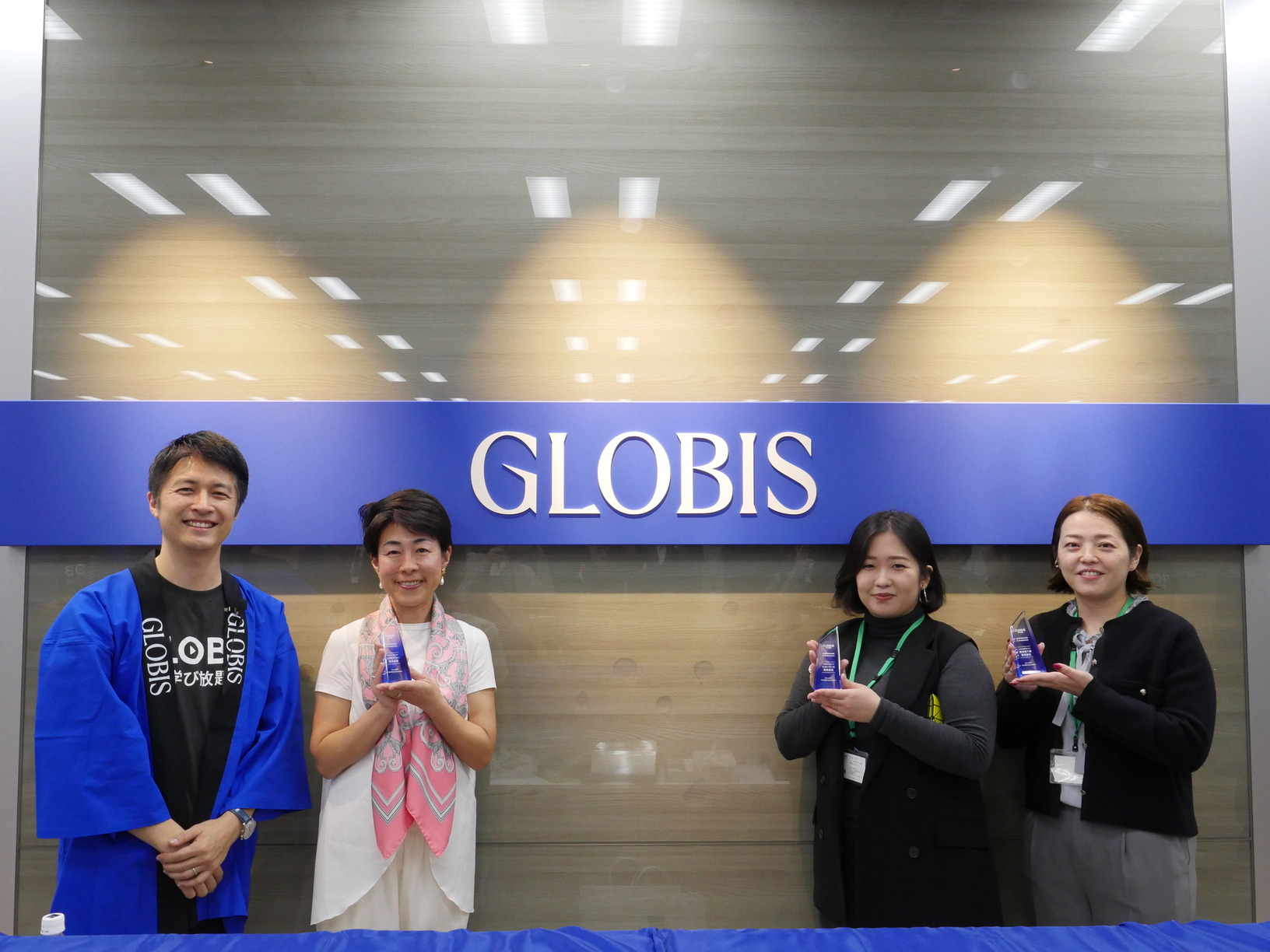 トロフィーの贈呈の様子